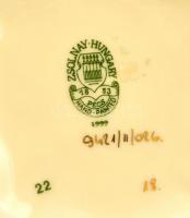 Zsolnay pillangómintás dobozka, kézzel festett, jelzett, hibátlan, 10×10×6 cm