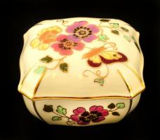 Zsolnay pillangómintás porcelán ékszertartó doboz, kézzel festett, jelzett, apró kopásnyomokkal, 7×7x4 cm