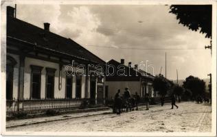 Nagyberezna, Velykyi Bereznyi, Velky Berezny; Fő utca, gyógyszertár Használjon Mira keserűvízet reklámmal. Moskovits Izidor kiadása / main street, pharmacy (EK)