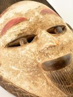 cca 1970 Afrikai faragott festett maszk, kopott, apró hibákkal, 38×24 cm