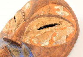 cca 1970 Afrikai faragott festett maszk, kopott, festék lepattanásokkal, 44×24 cm