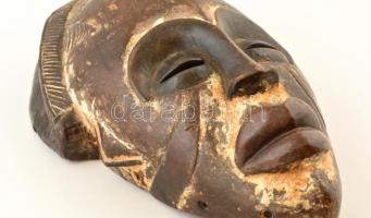 cca 1970 Afrikai faragott festett maszk, kopott, festék lepattanásokkal, 44×28 cm