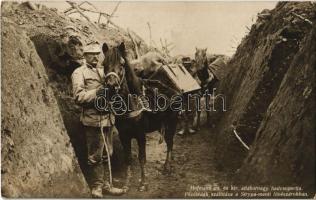 Főzőládák szállítása a Strypa menti lövészárokban. Hofmann cs. és kir. altábornagy hadcsoportja felvétele. Hadifénykép Kiállítás / WWI Austro-Hungarian K.u.K. military, transporting of food crates across the trenches along the Strypa river