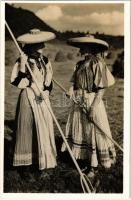 Magyarvista, Vista; lányok népviseletben szénagyűjtés közben szénavillával. Lepage Lajos kiadása / Transylvanian folklore, girls gathering hay with hayfork, folk costumes