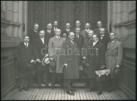 26 darabos régi fotó városképek, híres személyek, tájképek, több pecséttel jelzett