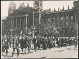 cca 1930 Kőrmenet a Kossuth téren.2 db fotó 24x19 cm 18x12 cm