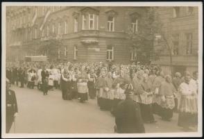 cca 1930 Kőrmenet a Kossuth téren.2 db fotó  24x19 cm 18x12 cm