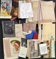 Papírrégiség tétel: tábori posta, levelek, régi iratok, képeslapok fotók, szakszervezeti könyvek, bizonyítványok, vasutas igazolvány.