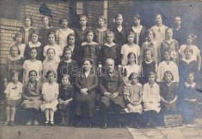 36 db nagyrészt keményhátú fotó, különboző méretben, érdekességekkel