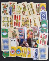 Egy cipősdoboznyi játékkártya, egész és hiányos paklikkal