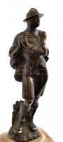 Jelzés nélkül: Cserkész. Festett spiáter figura, alabástrom-fa talapzaton, zászló hiányzik,  m: 16 c...