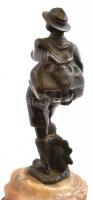 Jelzés nélkül: Cserkész. Festett spiáter figura, alabástrom-fa talapzaton, zászló hiányzik,  m: 16 c...