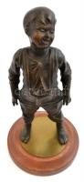 Jelzés nélkül: Mosolygó kisfiú, bronz, fa talapzaton, m: 28 cm