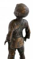Jelzés nélkül: Mosolygó kisfiú, bronz, fa talapzaton, m: 28 cm