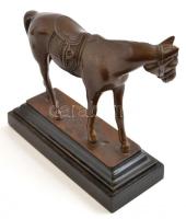 Jelzés nélkül: Ló nyereggel. Bronz, fa talapzaton, m: 10 cm