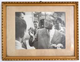 1956 Hercegszántó, Vas Zoltán (1903-1983) fotója egy ünnepségen, üvegezett keretben, a hátoldalon fe...