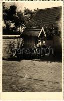 1941 Nagykárolyfalva, Károlyfalva, Karlsdorf, Banatski Karlovac; Brunnen / kerekes kút / well. photo