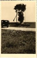 1941 Nagykárolyfalva, Károlyfalva, Karlsdorf, Banatski Karlovac; Fahrt nach Werschetz, Brunnen / gémeskút útban Versec felé, automobil / draw well, shadoof on the road to Vrsac, automobile. photo