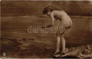 Lady by the sea, vintage erotic postcard. HSB 0876/5. (fl)