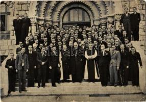 1942 Pécs, 1938-as Szent Mór ünnepén Glattfelder Gyula Dr. megyéspüspök az egyetemi Szent Mór kollégium főbejáratánál. A Maurinum kiadása (fa)