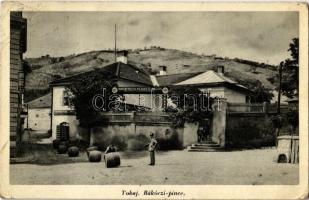 Tokaj, Rákóczi pince, boroshordók görgetése, Windischgraetz Lajos vendéglője (EK)