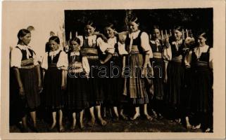 Csákháza, Kis-Kubra, Malá Kubra; fiatal lányok népviseletben / Dievcata / folklore, young girls. Fot. Karol Plicka