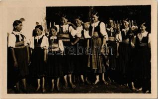 Csákháza, Kis-Kubra, Malá Kubra; fiatal lányok népviseletben / Dievcatá / folklore, young girls. Fot. Karol Plicka (EM)