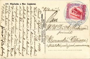 Morvamogyoród, Moravské Lieskové; Mladucha z Mor. Lieskovej / lány Morvamogyoródról népviseletben / ...