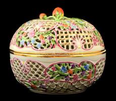 Herendi szamócás áttört nagy bonbonier, kézzel festett, jelzett (tanuló), apró kopásnyomokkal, d: 19...