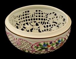 Herendi szamócás áttört nagy bonbonier, kézzel festett, jelzett (tanuló), apró kopásnyomokkal, d: 19...