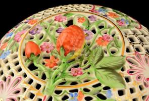 Herendi szamócás áttört nagy bonbonier, kézzel festett, jelzett (tanuló), apró kopásnyomokkal, d: 19...