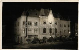 1938 Léva, Levice; városház este, Vámos, Singer és Ignác Trebitsch üzlete / town hall, shops, night. Klub Filatelia photo, So. Stpl