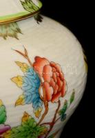 Herendi Viktoria mintás nagy bonbonier, kézzel festett, jelzett, apró kopásnyomokkal, d: 16 cm, m:14...