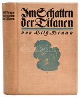 Lily Braun: Im Schatten der Titanen. Stuttgart, 1913, Deutsche-Verlags-Anstalt. Német nyelven. Kiadói egészvászon-kötés, kiadói kartontokban, aranyozott felső lapélekkel.