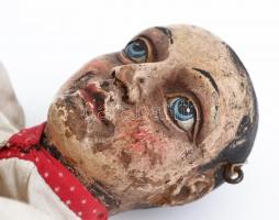 cca 1900 Vásári báb figura (ifjú legény), faragott festett fa fejjel, ólom cipőkkel (kopott), korabe...