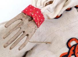 cca 1900 Vásári báb figura (ifjú legény), faragott festett fa fejjel, ólom cipőkkel (kopott), korabe...