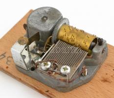 Svájci gyártmányú zenélő szerkezet, felhúzós, fa lemezen, 5x9 cm