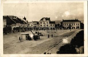 Kézdivásárhely, Targu Secuiesc; Fő tér, Mánya Ernő, Winternitz Ödön üzlete, magyar zászlók. Kovács hírlapiroda kiadása / main square, shops, Hungarian flags (felületi sérülés / surface damage)