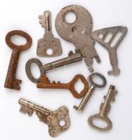 9 db régi kisméretű kulcs, h: 3 cm és 4,5 cm