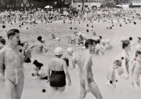 cca 1930-1960 Strandfotók, 18 db fotó, 13,5x8,5 cm és 5x8 cm közötti méretben