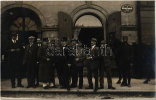 1918 Dvur Králové nad Labem, Königinhof an der Elbe; A Zrízencu prumyslu text. V Polici / K.u.K. (Austro-Hungarian) military officers. photo