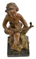 Jelzés nélkül: Mandolinon játszó ifjú. Spiáter, több helyen sérült, márvány talapzaton, m: 19 cm