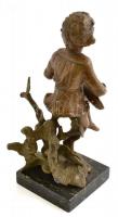 Jelzés nélkül: Mandolinon játszó ifjú. Spiáter, több helyen sérült, márvány talapzaton, m: 19 cm