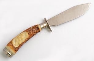 Agancsnyeles, díszesen faragott vadászkés, bőr tokban, pengehossz: 10 cm