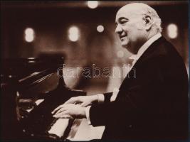 Földes Andor zongoraművész, 2 db fotó, hátuljukon feliratozva, 24×18 cm