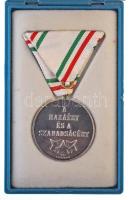 ~2000. "1956-os Emlékérem / A hazáért és a szabadságért"  nem hivatalos kitüntetés, hátold...