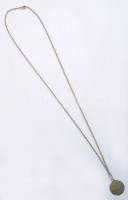 Ezüst (Ag.) nyaklánc vésett dukár érem medállal, jelzés nélkül, h: 64 cm, nettó:7,9 g