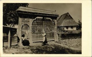 Székelypálfalva, Pálfalva, Pauleni; Székelykapu. Joanovics utóda fényképészeti műterem / Poarta secuiasca / Székely gate, Transylvanian folklore