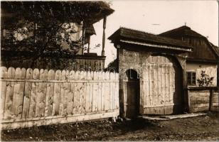 1931 Székelyudvarhely, Odorheiu Secuiesc; Székelykapu. Kováts István fényképész / Poarta secuiasca / Székely gate, Transylvanian folklore. photo