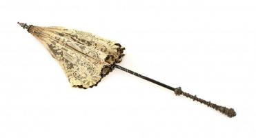 Antik sérült csipke napernyő, fém berakásokkal (hiányos), fa nyéllel, m: 68 cm